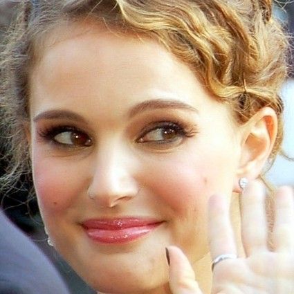 Natalie Portman Takes Out the Scales for His Climb of the Steps in Cannes